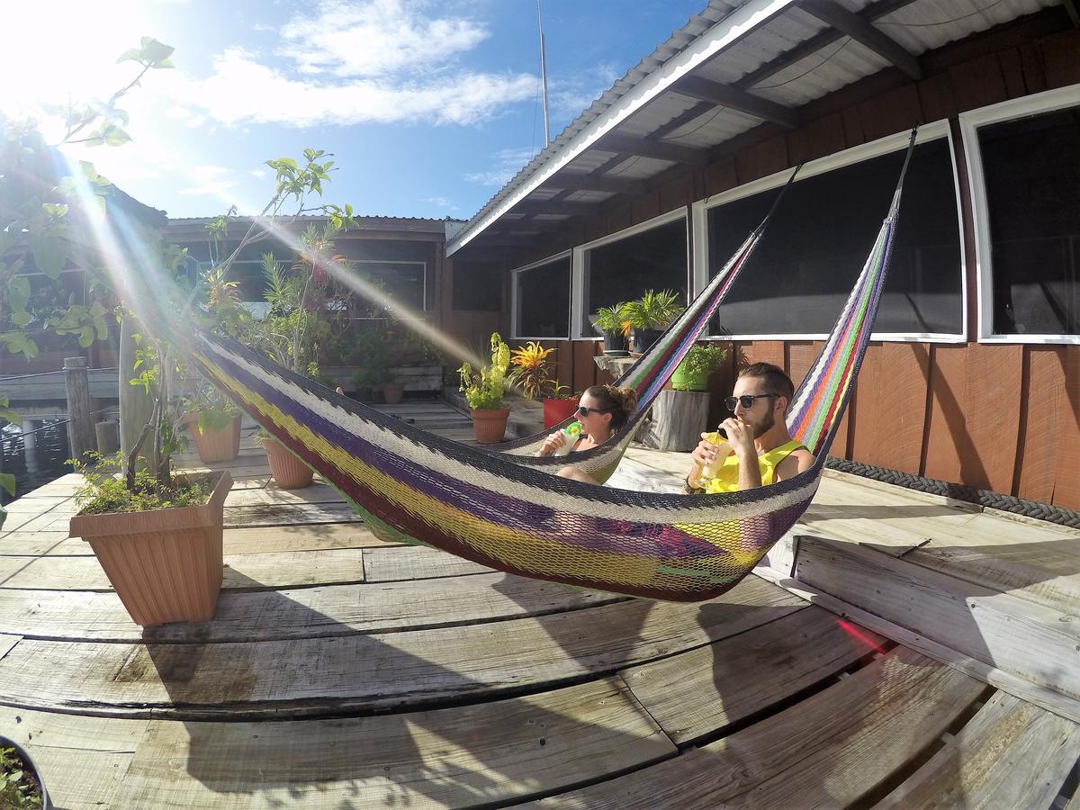 Utila Lodge Buitenkant foto