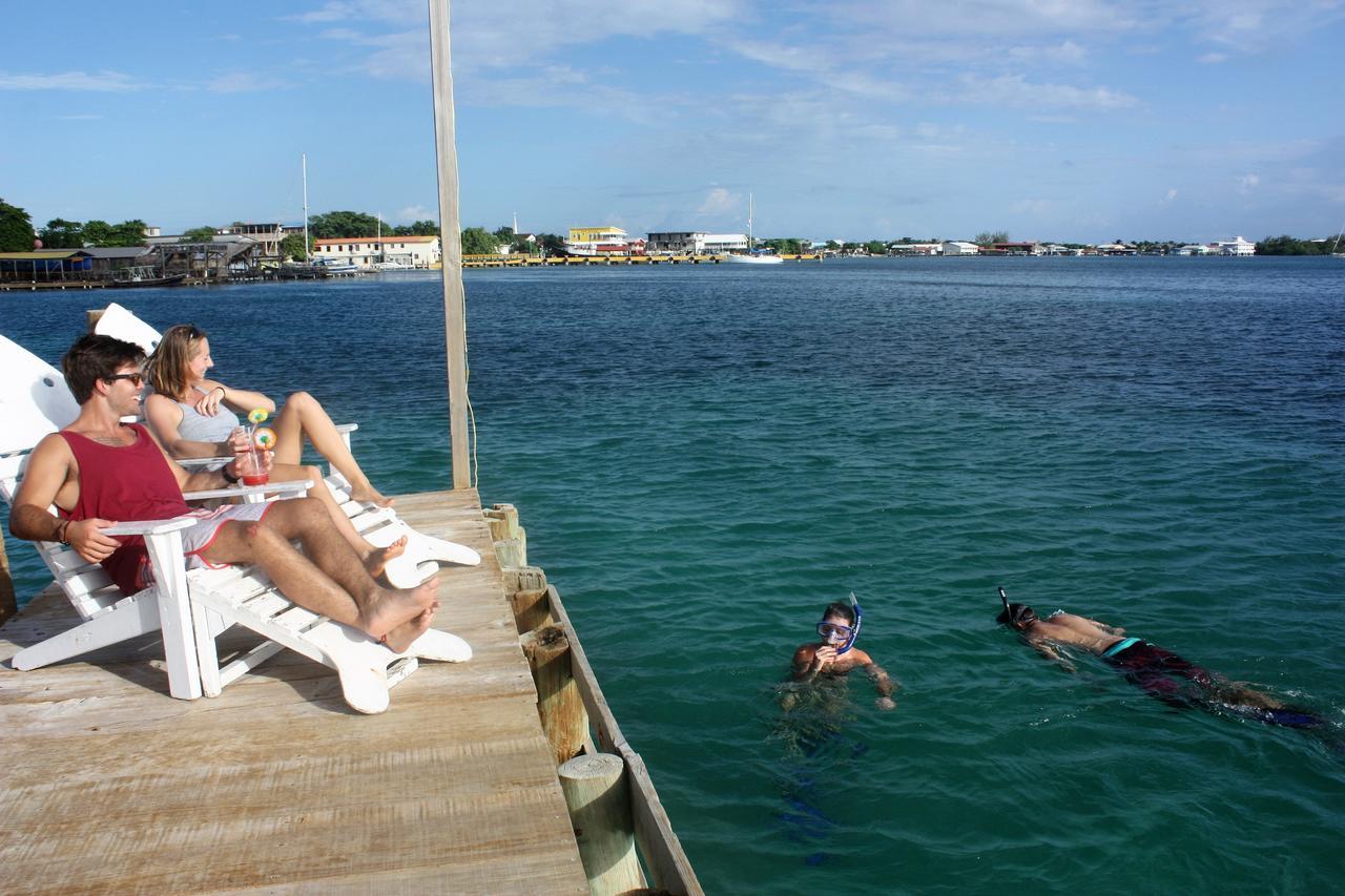 Utila Lodge Buitenkant foto
