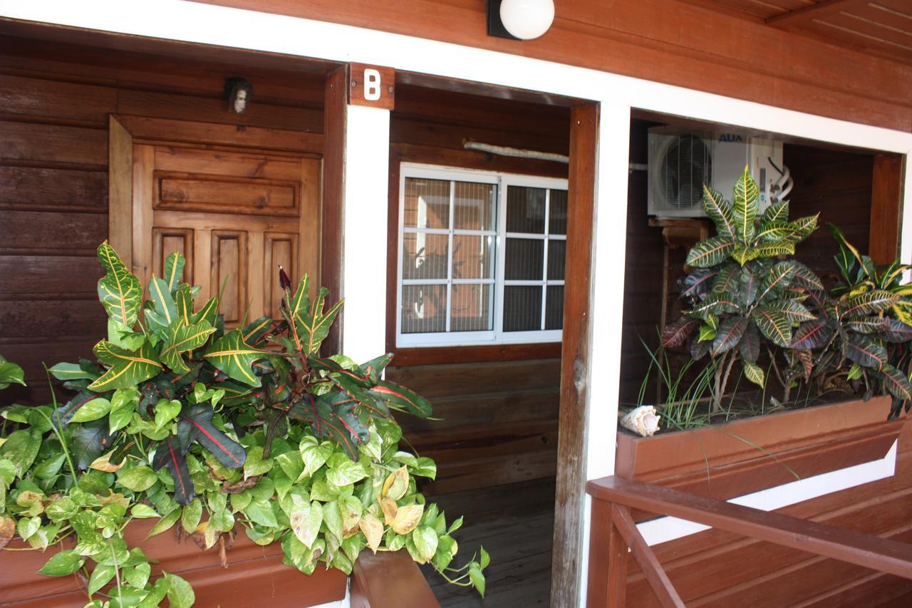 Utila Lodge Buitenkant foto